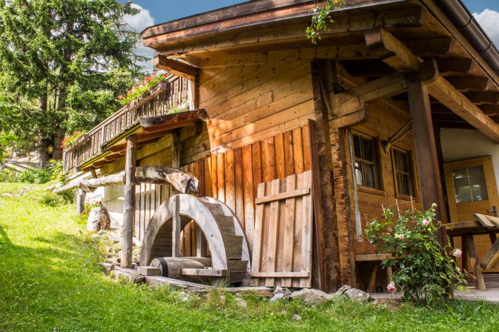 Die alte, noch funktionstüchtige Mühle der Bäckerei Trafoier